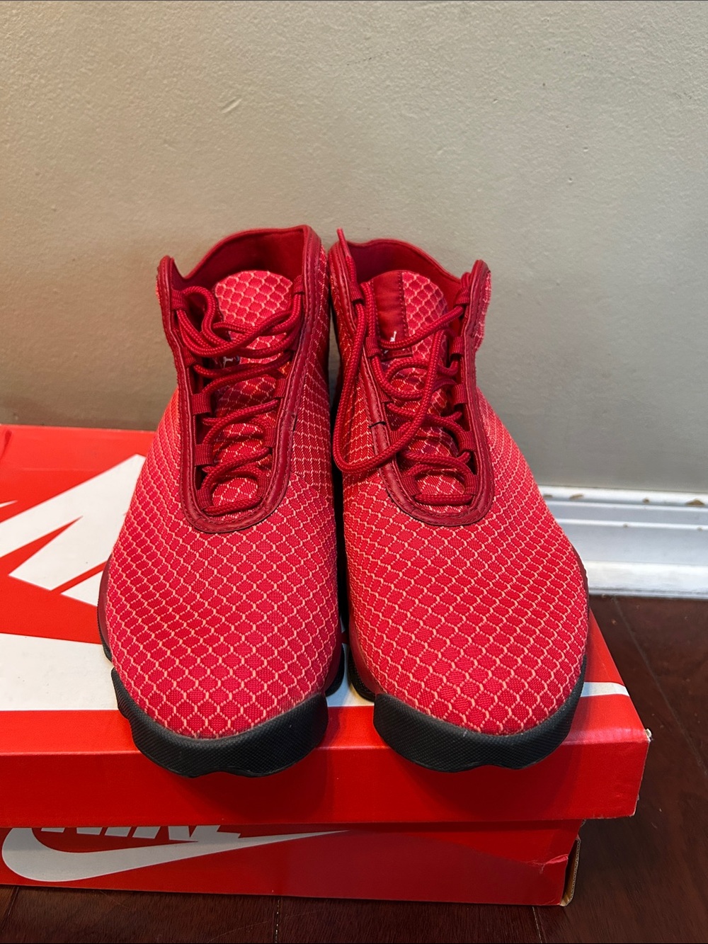 Men’s Nike size 11.5 Air Jordan Horizon gym red.